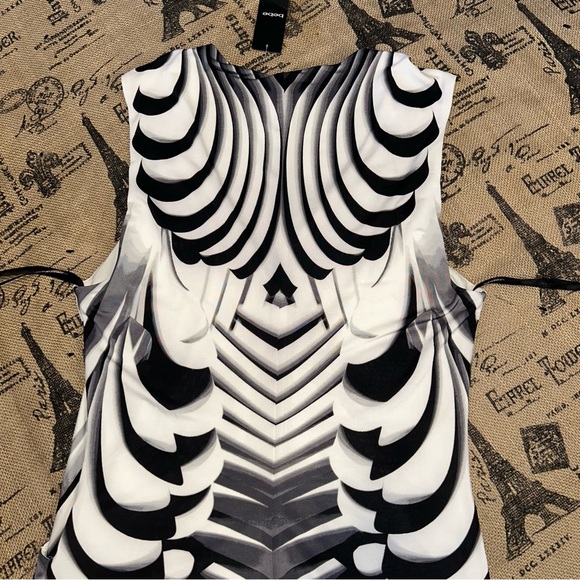 Bebe NWT! Abstract Black/White Print V-Neck Wrap Nude Metal Details Blouse - Picture 12 of 15
